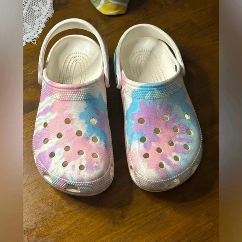 TYE DYE LOOK CROCS SIZE 7 9 please note Mark on the back of one
